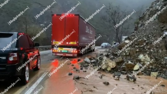 Rrëshqasin dhera dhe gurë, ja si duket aksi Elbasan-Librazhd! Shoferët në pritje të zhbllokimit