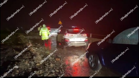 Moti i keq, rrëshqitje gurësh në aksin Elbasan-Librazhd, pas disa orësh e bllokuar, hapet njëra nga korsitë! Radhë të gjata automjetesh 