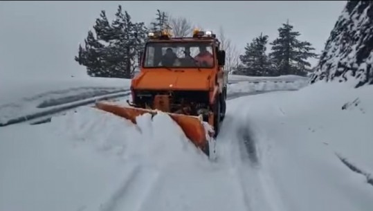 Reshje të dendura dëbore, orteku bllokon rrugën në Theth (VIDEO)