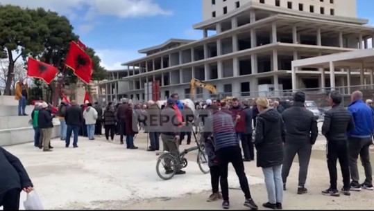 Nga Lapraka për të bërë protestën në Vlorë kundër ndërtimeve te Sheshi i Flamurit! Procedohen 4 organizatorët! Projekti nga arkitekti belg, “15 katëshi” pritet të kthehet në qendër kulture