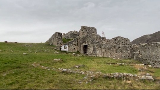 Kalaja e Lezhës pa rrugë, s’pret dot vizitorë! Turistët nuk shkojnë dot në monumentin e kulturës, nëse do kishte rrugë do priste 10-fishin e tyre