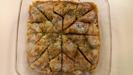 Bakllava pa sherbet me qumësht të kondensuar, shije fantastike nga zonja Albana