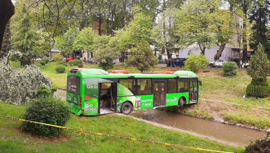 Aksidenti i rëndë në Tiranë/ Autobusi mori xhiro shpejtësie kur po ndalonte në stacion, shoferi i makinës së përmbysur nuk pa sinjalin dhe bëri parakalim të gabuar