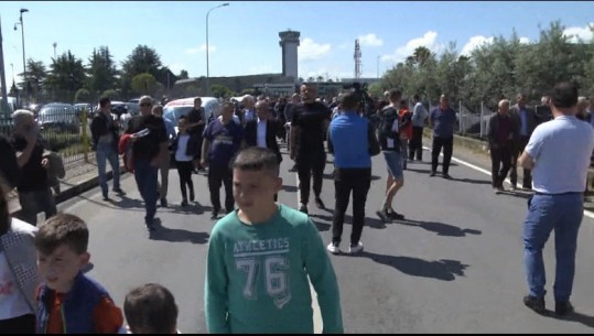 Protesta, banorët e Rinasit nisen me fëmijët e tyre në këmbë drejt shkollës