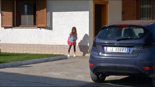 Fëmijët nuk shkojnë në shkollë se nuk kanë rrugë, prindi: Vajza shkoi në mësim, por u kthye sepse nuk i kishin ardhur shoqet