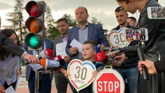 Mosndëshkimi i shoferëve të papërgjegjshëm, gazetarët protestë në Sheshin 'Nënë Tereza! Rusta: Vizat e bardha s' janë viza kokaine! Mesazhi i fëmijës për semaforin