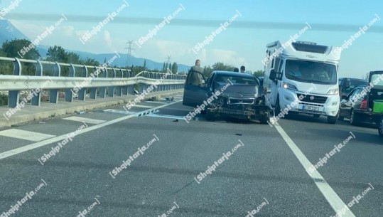 Një tjetër aksident në Lezhë/ Makina tentoi të parakalonte, përplaset me barrierat anësore të rrugës, 2 të plagosur