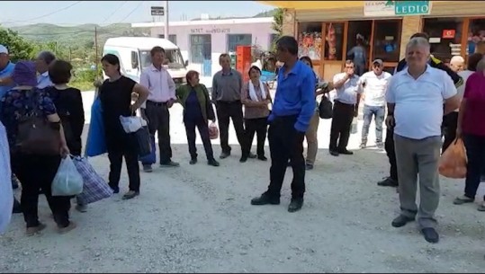 Ujësjellësi i Sinecit, banorët protestojnë, kryebashkiaku: Gjykata s'ka pezulluar punimet! Protestë edhe në Elbasan kundër bazës ushtarake për tokat: S'kemi tapi, e punuam 30 vite