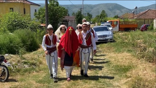 Nga stolitë tek kostumi tradicional, Zadrima vishet 'nuse' në një ditë 