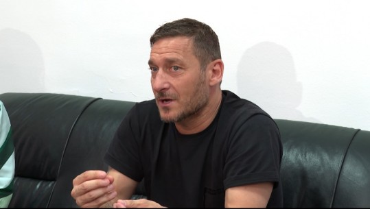 Roma rrëmbeu trofeun e Conference League, legjenda Totti: Shqipëria na solli fat, stadiumi i mrekullueshëm