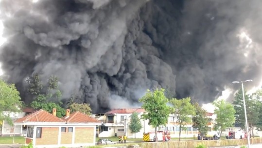 Shpërthen në flakë ish fabrika e duhanit në Tetovë, e gjithë zona mbulohet nga tymi! Në terren edhe ushtria! Mbyllen shkollat prej ndotjes  (VIDEO)