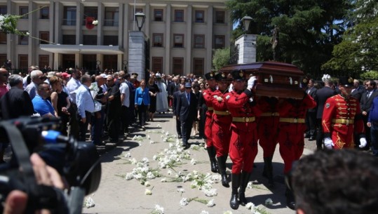 I jepet lamtumira Bujar Nishanit, nderimi i fundit në Presidencë, prehet në Sharrë! Djali: Humbëm busullën e familjes