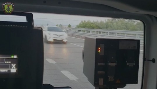 Me shpejtësi të frikshme në bypassin e Fierit, ‘makina inteligjente’ kap shoferin e ‘çmendur ‘ që lëviz me 240km/h