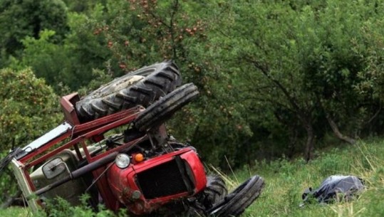 E rëndë në Cërrik, Zetori zë poshtë 74-vjeçarin gjatë punimit të tokës! Ndërron jetë i moshuari