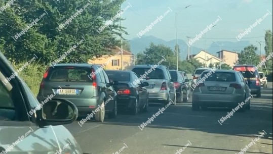 Kaos në Shëngjin, pushuesit bllokohen prej 2 orësh në trafik! Vështirësi për të dalë në autostradë