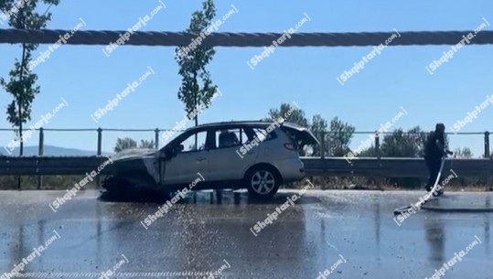 Përfshihet nga flakët një makinë në autostradën Fier-Vlorë