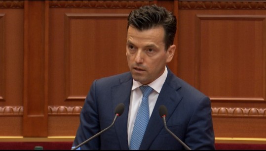 Demokratët: Punët publike, jo nga kompani offshore! Deputeti Agron Shehaj depoziton projektligjin në Kuvend