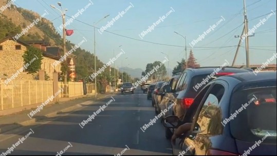 Trafik i rënduar në Shëngjin, prej 2 orësh bllokohet qarkullimi! Rrugët e ngushta nuk përballojnë fluksin e automjeteve me pushues (VIDEO)