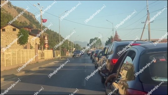 Pushuesit kthehen nga plazhi! Radhë kilometrike automjetesh në Lezhë, shoferët prej disa orësh në trafik! Akset më problematike