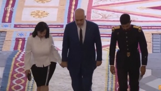 Rama publikon pamjet, ja momenti kur dorë për dore me Linda Ramën priten nga Mbreti Felipe VI i Spanjës e Mbretëresha Letizia