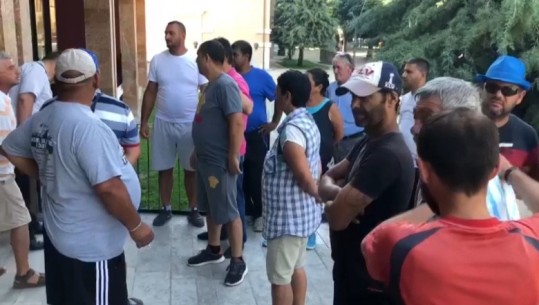 Tokës ku shesin i del pronari, tregtarët në Korçë në protestë! Filo: Nuk do largoheni pa iu gjetur një vend tjetër