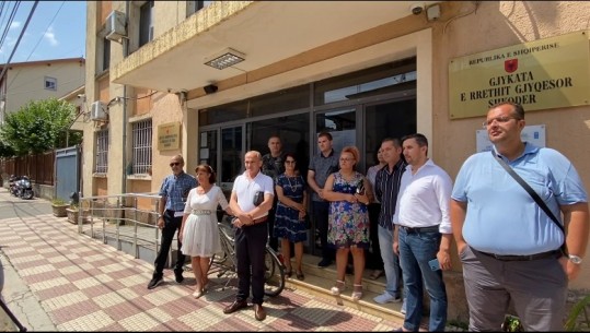 Avokatja thyen vendimin e Dhomës së Avokatisë, mori pjesë në një seancë për masë sigurie! Mund të penalizohet deri në heqje licence