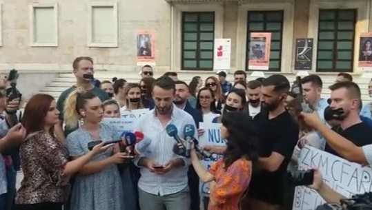 ‘Riedukim’ 3 muaj reporterit të politikës, gazetarët në protestë para Kryeministrisë