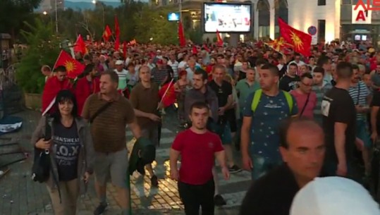 Propozimi francez për negociatat me BE, qytetarët e Maqedonisë së Veriut në protestë, gjuajnë me mjete piroteknike, lëndohen 4 policë