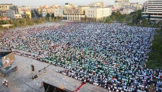 Veliaj uron Kurban Bajramin me një foto nga falja e Namazit te Sheshi 'Skënderbej'