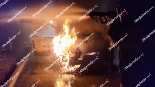 2 makina përfshihen nga flakët brenda ditës në Vlorë, njëra prej tyre shkrumbohet plotësisht (VIDEO)