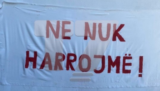 Autori i vrasjes së 18-vjeçares del në gjyq, aktivistët në protestë para gjykatës në Prishtinë: Ne nuk harrojmë