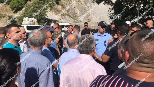 Nis ndërtimi i një fabrike asfalti në Tropojë, pronari i afërm i kryebashkiakut! Banorët në protestë, bllokojnë rrugën