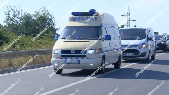 VIDEO/ Momenti kur largohen nga vendngjarja trupat e viktimave dhe skeleti i makinës së tyre