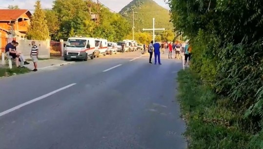 Tensionet/ Kosova pas kërkesës së SHBA shtyn zbatimin e vendimit për reciprocitetin! Lirohen 2 pikat kufitare në veri! KFOR: Garantojmë sigurinë