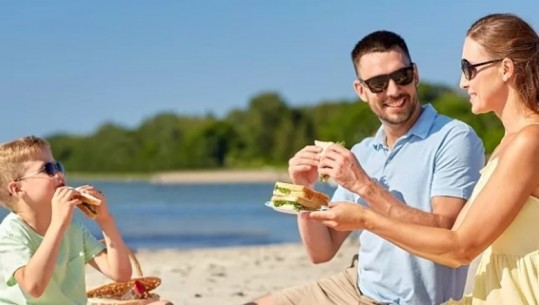 Snacks për plazh/ Ide të zgjuara për të qëndruar të ngopur gjatë gjithë ditës! 