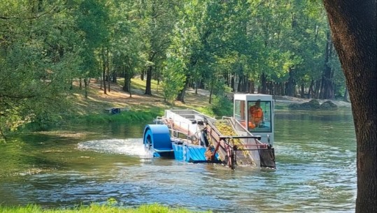 Bashkia e Tiranës pastron ujin e Liqenit Artificial, vendin e preferuar të kryeqytetasve (FOTO)