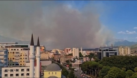 Shtëllunga tymi po na mbulojnë diellin e pengojnë frymëmarrjen, në pritje të sirenave të dorës së shtetit që mungojnë