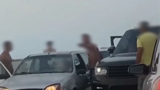 Durrës/ 'Range Rover' parkon gabim dhe nuk i liron rrugën mjeteve të tjera, shoqërohet në polici shoferi dhe gjobitet për 3 shkelje