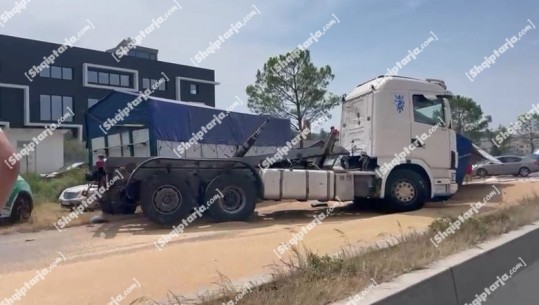 Vinte nga Ukraina! Rrëzohet traileri me grurë në Autostradën Tiranë-Durrës, bllokohet i gjithë aksi