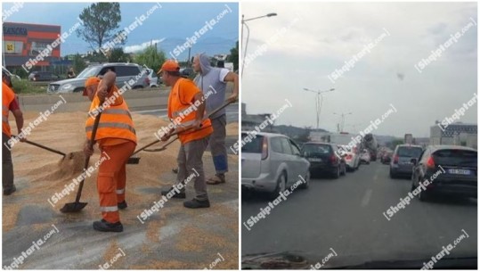 Punëtorët mbledhin grurin ukrainas që ra nga trajleri, trafik i rënduar për në Durrës dhe Rinas