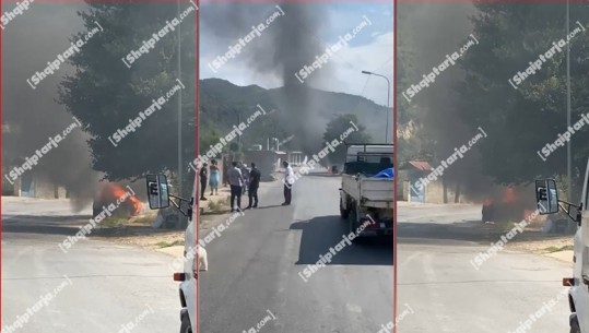 Shkrumbohet nga flakët një makinë pranë Ndroqit, alarmohen qytetarët (VIDEO) 