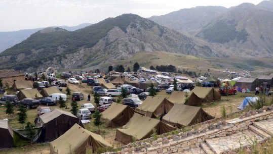 Nis pelegrinazhi në malin e Tomorit! Qindra qytetarë kryejnë ritet