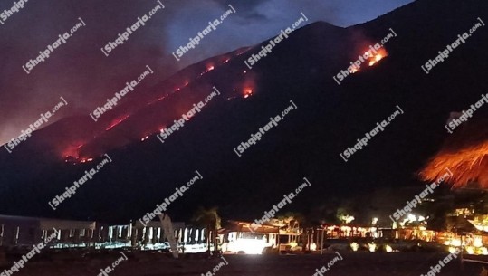 Zjarri në kodrat e Llogarasë në Vlorë, ndërhyrja e helikopterit nuk shuan flakët në Palasë (VIDEO)