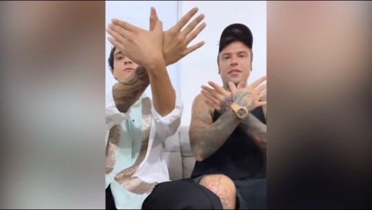 'O vëlla, jemi shokë', Tananai dhe Fedez flasin shqip dhe bëjnë shqiponjën (VIDEO)