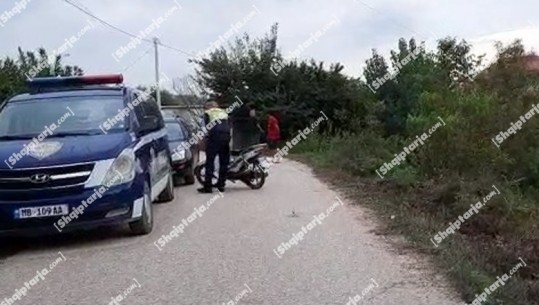 Kuçovë/ Djali humb kontrollin e motorit dhe përplaset me bordurën, humb jetën nëna e tij pasagjere