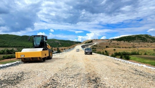 Rama publikon fotot nga aksi rrugor Korçë-Ersekë: Në fillimit të sezonit dimëror, gjysma e rrugës do të përshkohet në shtratin e gjurmës së re