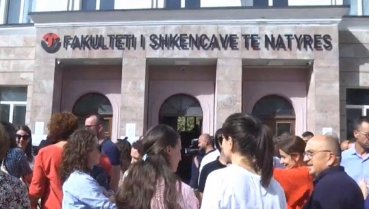 Pedagogët e ‘Shkencave’ në protestë: S'ka mësim, deri sa të na rriten pagat! Ne nxjerrim studentë, ato marrin më shumë! Samari paguhet më shumë se kali