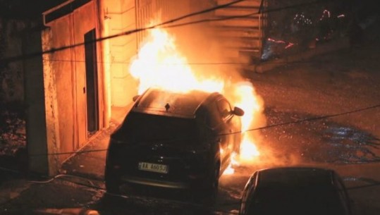 Vlorë, i vihet flaka një makine të parkuar në lagjen Topana në orët e para të mëngjesit