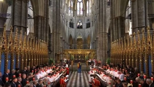 Arkivoli i Mbretëreshës Elizabeth II mbërrin në Westminster Abbey! Nis ceremonia