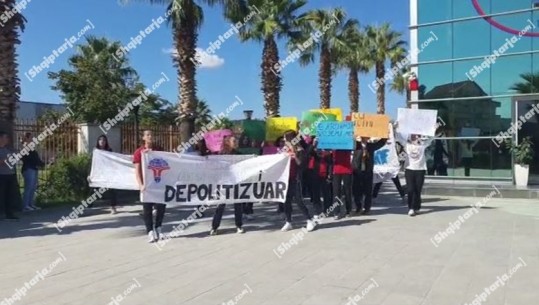 Protestë për mbylljen e kolegjit turk në Tiranë: Përgjithmonë Mehmet Akif